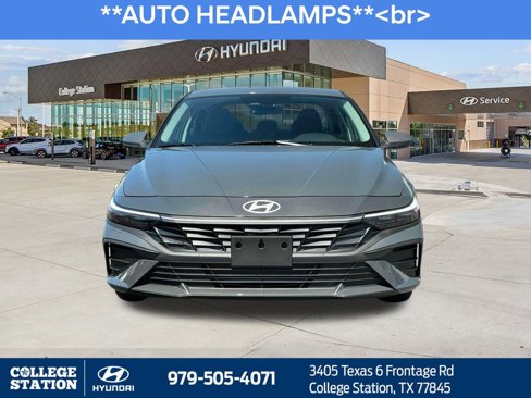 Used 2025 Hyundai Elantra SE image 12
