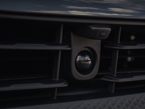 Certified 2025 Porsche Macan image 9
