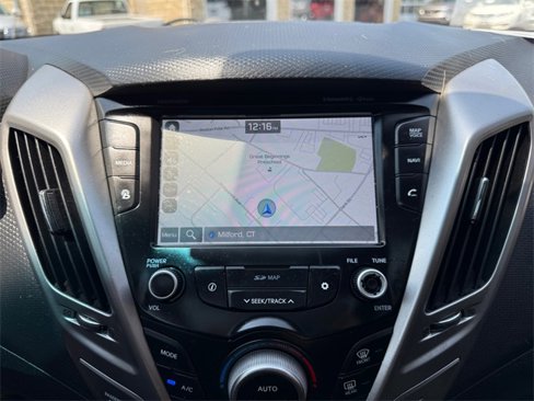Used 2017 Hyundai Veloster Value Edition image 18