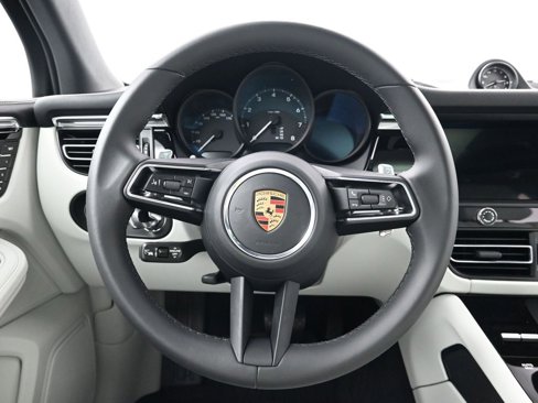 Certified 2025 Porsche Macan image 13