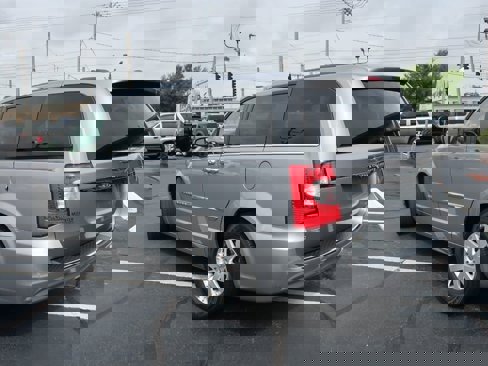 Used 2014 Chrysler Town & Country Touring image 6