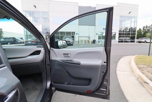Used 2015 Toyota Sienna LE image 42