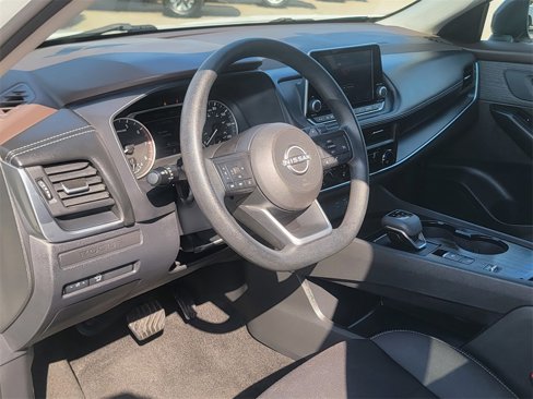 Used 2023 Nissan Rogue S image 12