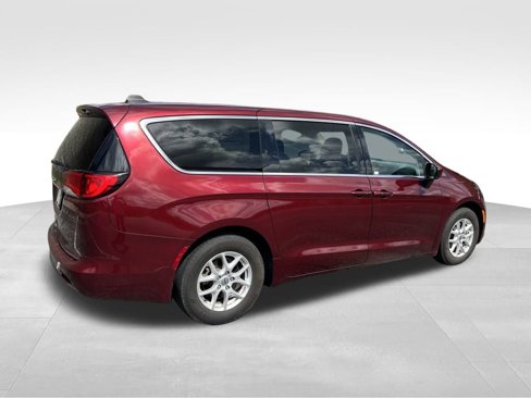 Used 2022 Chrysler Voyager LX image 6