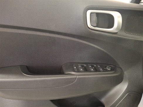 Used 2020 Hyundai Venue SE image 15