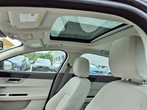 Used 2018 Jaguar XF Premium image 11