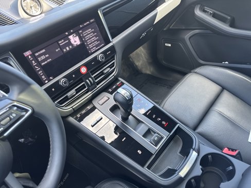 Certified 2025 Porsche Macan image 17