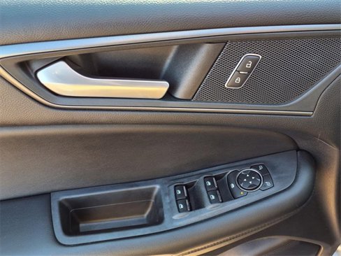 Used 2020 Ford Edge SE image 18