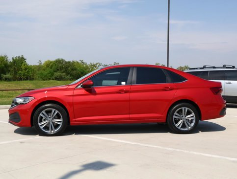 Used 2023 Volkswagen Jetta SE image 2