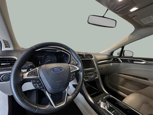 Used 2017 Ford Fusion SE w/ Fusion SE Technology Package image 19