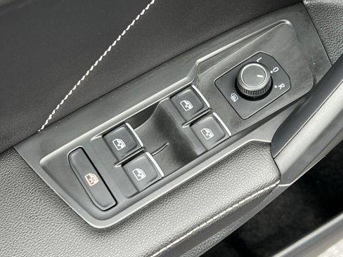 Used 2022 Volkswagen Tiguan SE R-Line image 13