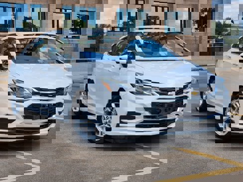 Used 2018 Chevrolet Cruze LT w/ Convenience Package image 1