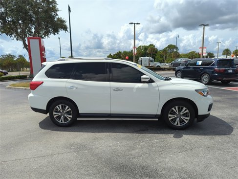 Used 2020 Nissan Pathfinder SV image 3