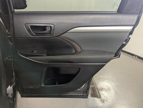 Used 2017 Toyota Highlander LE image 18