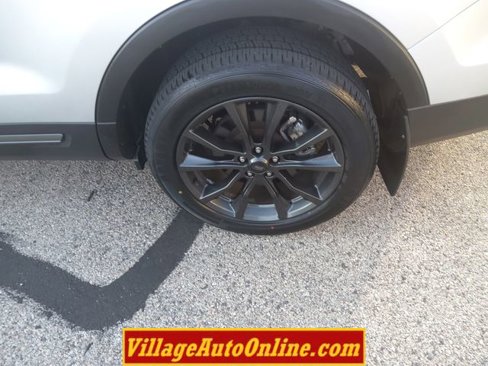 Used 2017 Ford Explorer XLT w/ Equipment Group 202A image 9