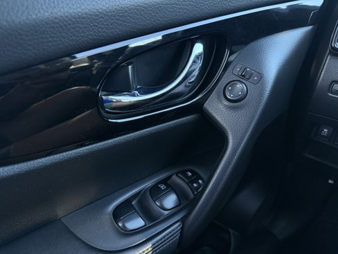 Used 2020 Nissan Rogue Sport SV image 12