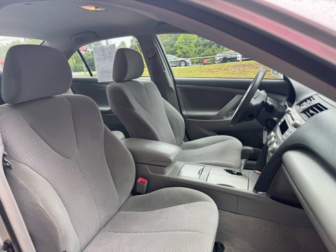 Used 2010 Toyota Camry LE image 19