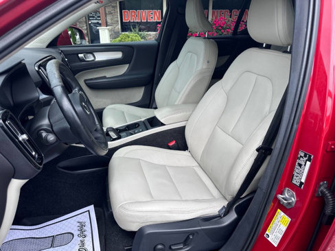 Used 2019 Volvo XC40 T4 Momentum image 11