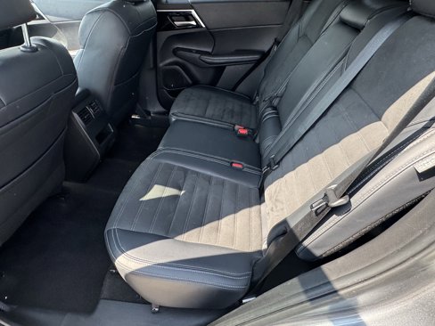 Used 2024 Mitsubishi Outlander SE image 6