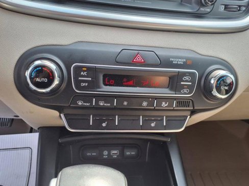 Used 2019 Kia Sorento LX w/ LX Convenience Package image 16