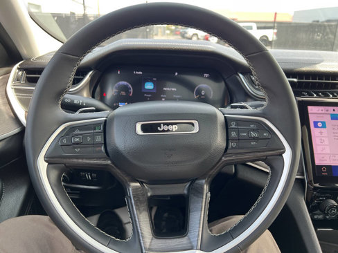 Used 2023 Jeep Grand Cherokee L Limited w/ Black Appearance Package image 18