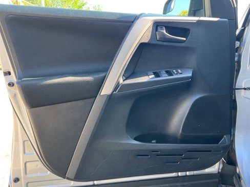 Used 2018 Toyota RAV4 LE image 8