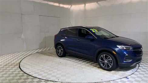 Used 2023 Buick Encore GX Essence image 2