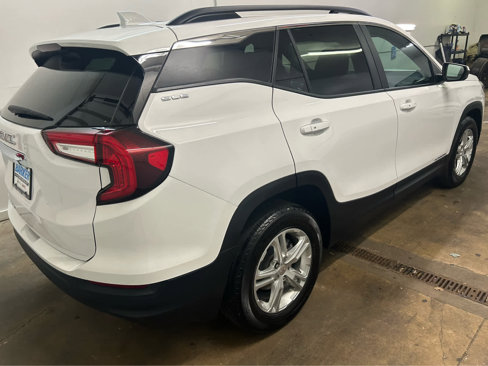 Used 2023 GMC Terrain SLE w/ Driver Convenience Package image 3