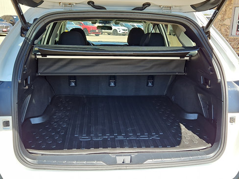 Used 2022 Subaru Outback Premium image 12