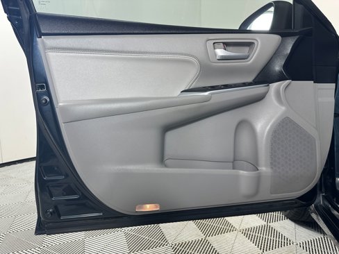 Used 2016 Toyota Camry XLE image 22