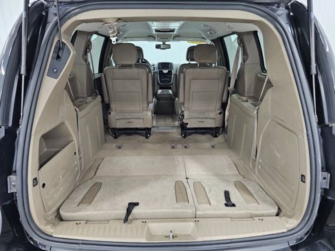 Used 2015 Chrysler Town & Country Touring-L w/ Driver Convenience Group image 7