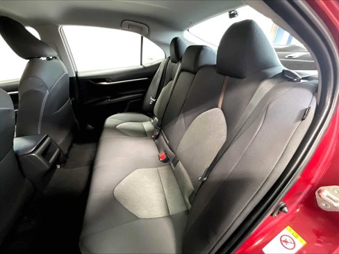 Used 2018 Toyota Camry LE image 15