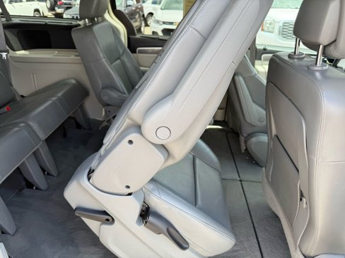 Used 2010 Volkswagen Routan SE image 24