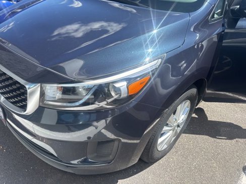 Used 2017 Kia Sedona LX w/ LX Essentials Premium Package image 5