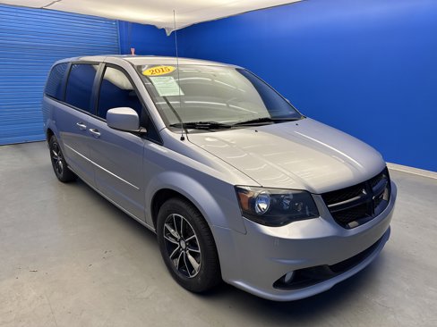 Used 2015 Dodge Grand Caravan SXT image 2