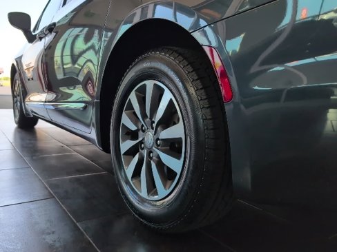 Used 2020 Chrysler Pacifica Touring-L Plus image 8