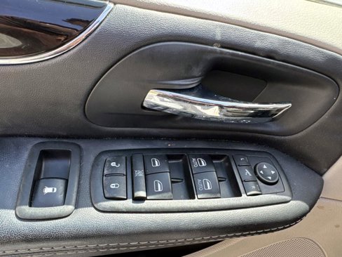 Used 2015 Chrysler Town & Country Limited w/ Trailer Tow Group image 8