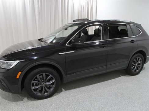 Used 2023 Volkswagen Tiguan SE w/ Panoramic Sunroof Package image 3