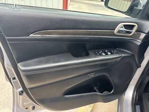 Used 2014 Jeep Grand Cherokee Overland w/ Advanced Technology Group image 18