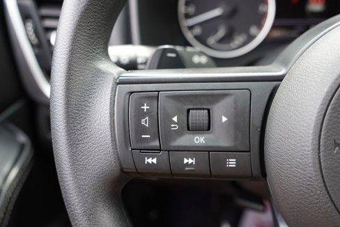 Used 2024 Nissan Rogue SV image 31