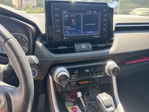 Used 2021 Toyota RAV4 XLE Premium image 9