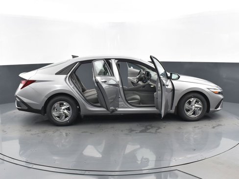 Used 2025 Hyundai Elantra SE image 28
