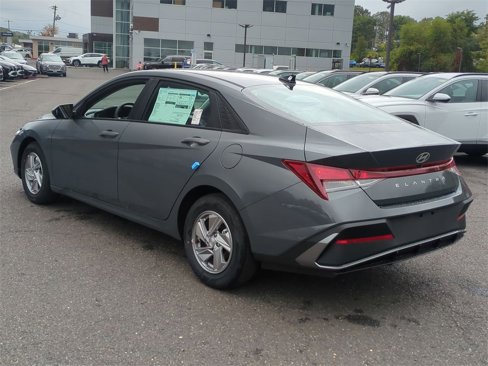Certified 2025 Hyundai Elantra SE w/ Cargo Package image 5