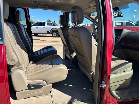 Used 2013 Chrysler Town & Country Touring image 21