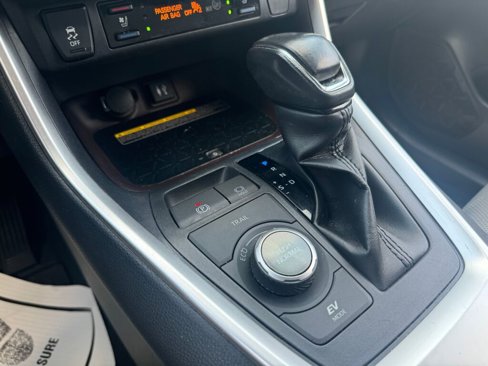 Used 2019 Toyota RAV4 Limited image 32