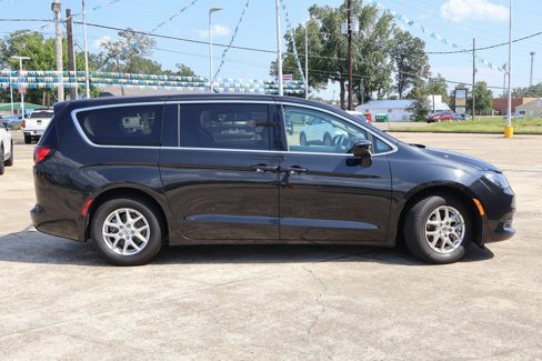 Used 2022 Chrysler Voyager LX image 22