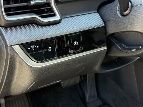 Used 2024 Kia Sportage LX image 17