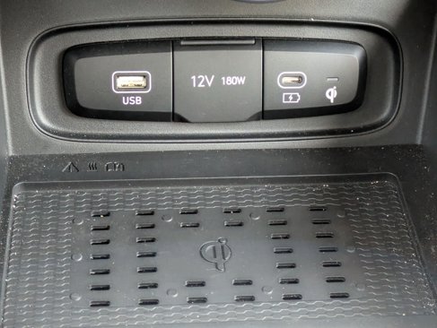 Used 2024 Hyundai Venue Limited image 31