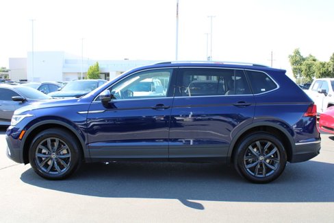 Used 2024 Volkswagen Tiguan SE w/ Panoramic Sunroof Package image 5