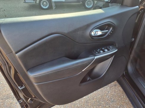 Used 2020 Jeep Cherokee Limited image 12